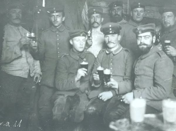 Grupp Tyska Soldater Dricker Bostaden — Stockfoto