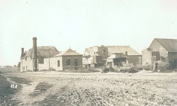 Vue Des Maisons Endommagées Dans Village Après Bataille — Photo