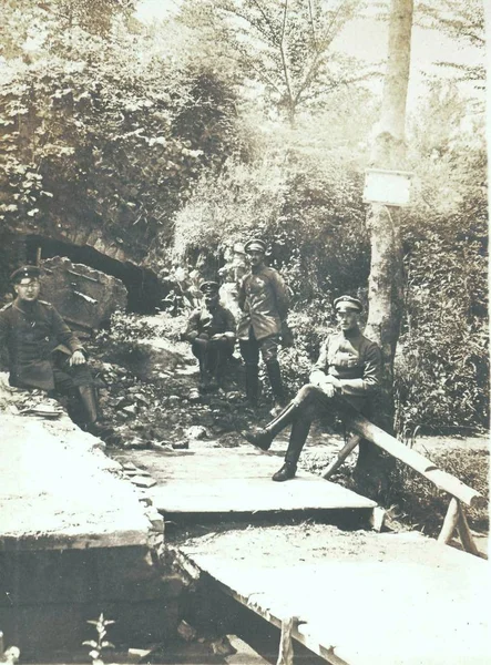 四德国军官站在伪装好的掩体前 摆出姿势拍照 — 图库照片