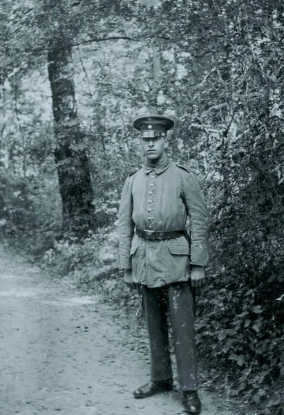 Młody Żołnierz Niemiecki Pozowanie Obok Drogi — Zdjęcie stockowe