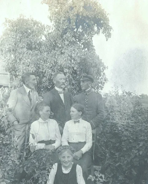 Soldado Alemán Con Familia Posando Frente Cámara Jardín —  Fotos de Stock