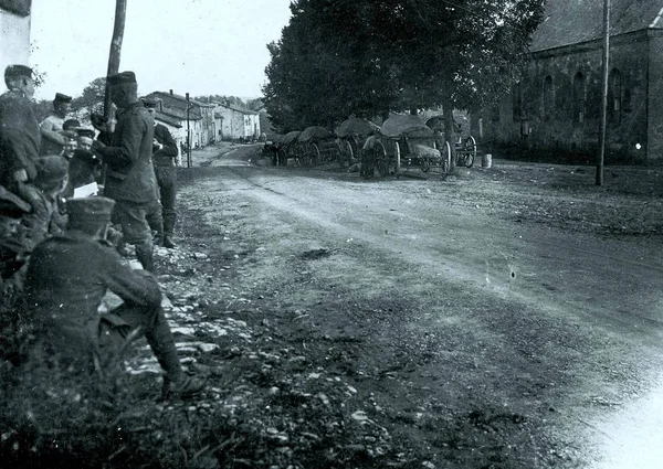 Alman Askerleri Çizilmiş Vagonlar Bir Yana Köy Yolu Ile Öğle — Stok fotoğraf