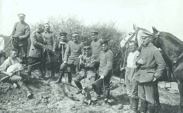 Gruppo Soldati Tedeschi Posa Con Cavalli Cane Alla Macchina Fotografica — Foto Stock