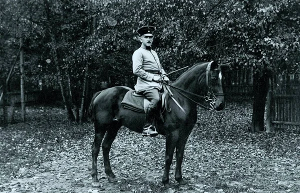 Oficial Alemão Sentado Cavalo Posando Para Câmera — Fotografia de Stock