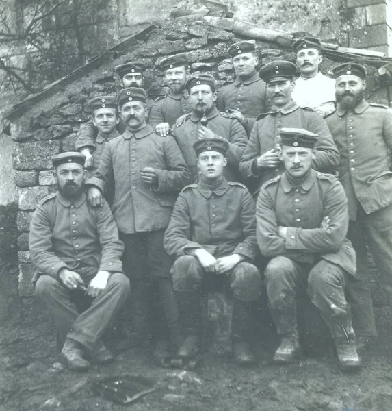 Deutsche Soldaten Posieren Vor Kleinem Backsteingebäude — Stockfoto