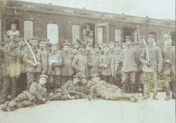 Grupo Soldados Alemães Posando Câmera Frente Vagão Ferroviário Para Passageiros — Fotografia de Stock