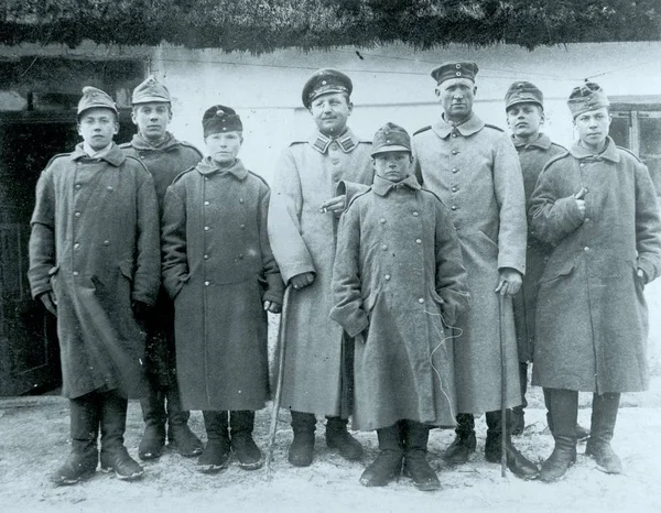 Duitse Soldaten Met Jongens Van Ondersteunende Troepen — Stockfoto