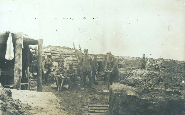 Deutsche Soldaten Ruhen Sich Auf Dem Schlachtfeld Aus — Stockfoto