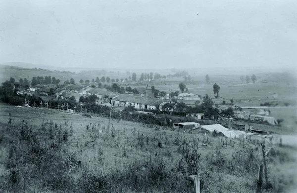 Vista Del Pequeño Pueblo Con Cementerio Guerra Cercano — Foto de Stock