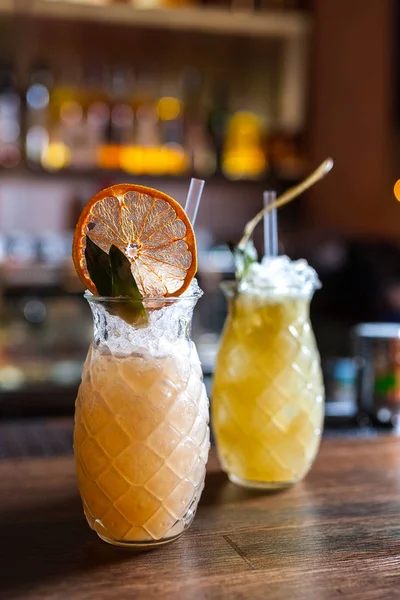 Twee glazen van cocktails met gedroogde peren in staaf — Stockfoto