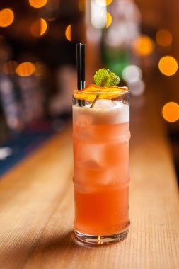 Turuncu çubuğunda, kurutulmuş portakal ile kokteyl bulanık arka plan.