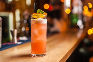 Turuncu çubuğunda, kurutulmuş portakal ile kokteyl bulanık arka plan.