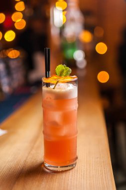 Turuncu çubuğunda, kurutulmuş portakal ile kokteyl bulanık arka plan.