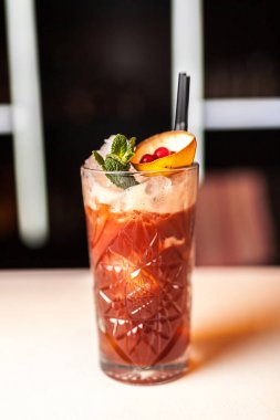 Kırmızı kokteyl nane beyaz çubuğu ile