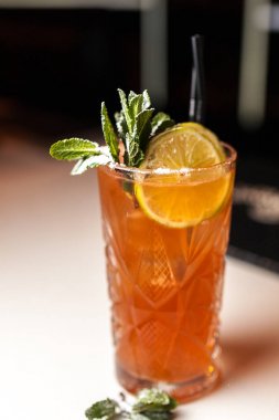 Turuncu kokteyl limon ve nane beyaz çubuğu ile
