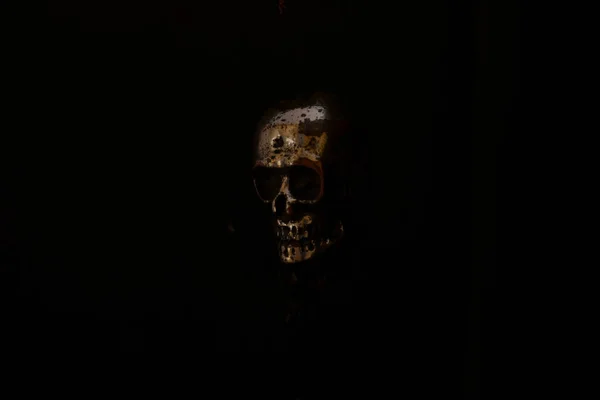 Cráneo de metal levitando en el aire sobre fondo negro — Foto de Stock