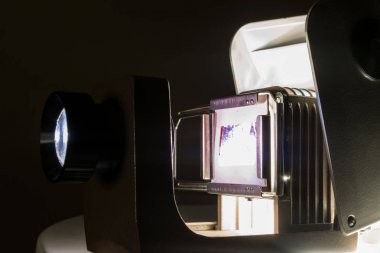 Vintage Fotoğraf karanlık odada projektör gösteren eski fotoğraf slaytları slaytlar