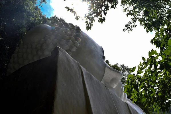 Weißer liegender Buddha — Stockfoto