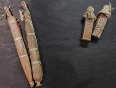 Siyah kaya yüzey zemin üzerine baharat