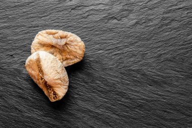 Siyah taş yüzey zemin üzerine kuru incir