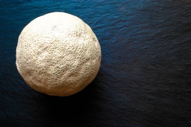 Hami kavun meyve siyah taş üzerinde arka plan boş alan ile yüzey