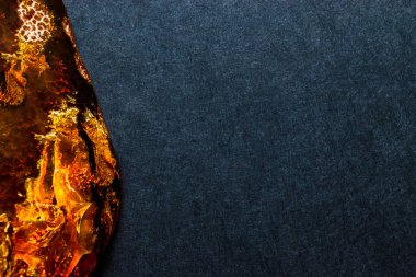 Amber taşı kara günü boş alan yüzeyle arka plan mavi