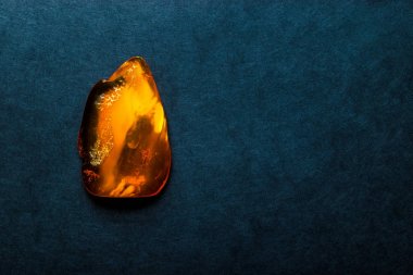 Amber taşı kara günü boş alan yüzeyle arka plan mavi