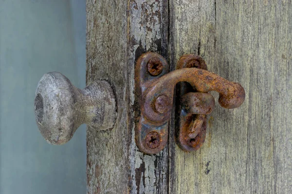 Prateleira muito antiga com Rusty Lock and Handle — Fotografia de Stock