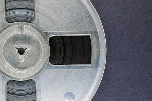 带自由空间的灰色背景表面旧磁带录音机的纺纱卷 — 图库照片