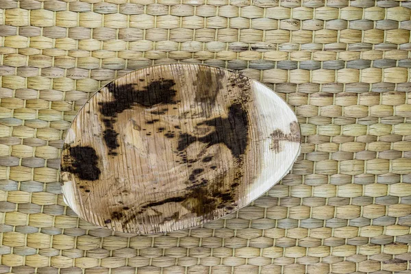 Placa de banana ecológica na superfície de fundo do tapete de bambu natural — Fotografia de Stock