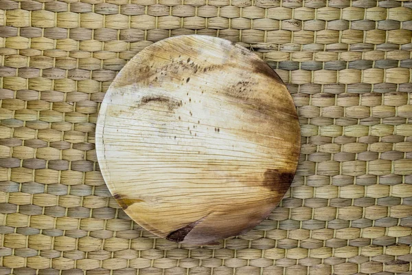 Placa de banana ecológica na superfície de fundo do tapete de bambu natural — Fotografia de Stock