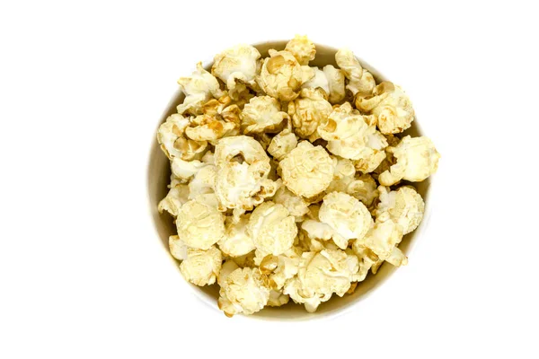 Widok z góry karmelowy popcorn w kubek na białym tle — Zdjęcie stockowe
