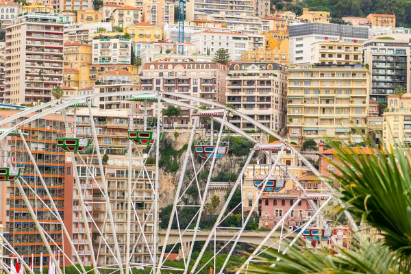 Roda gigante no fundo dos edifícios da cidade de Mônaco — Fotografia de Stock
