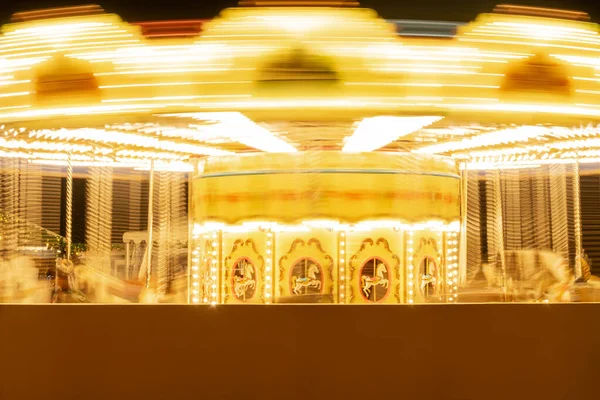 Lange blootstelling roterende carrousel 's nachts — Stockfoto