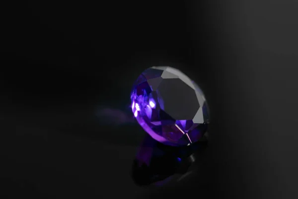 Round purple amethyst gemstone on black reflective surface — Stock Photo, Image