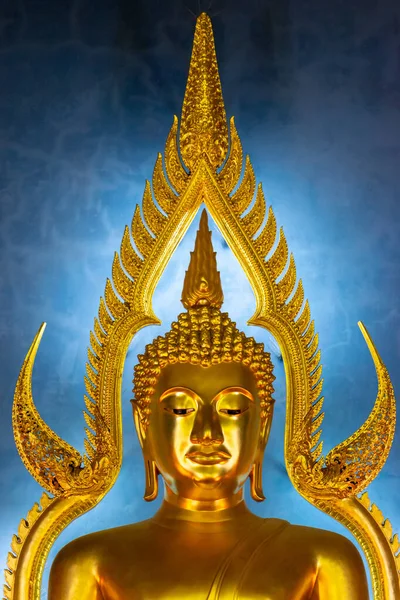 タイのバンコクにある大理石の寺院に位置する青の背景に金色の仏像の頭 像の顔はカメラの焦点にある — ストック写真