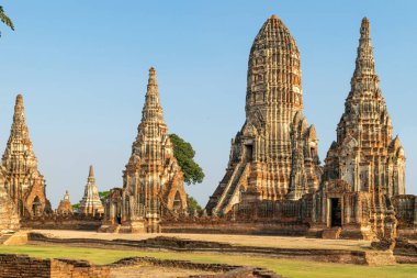 Tayland 'daki Wat Chaiwatthanaram Tapınağı, Ayutthaya. Sarı akşam güneşi ve mavi ve açık gökyüzünün arka planında aydınlandı.