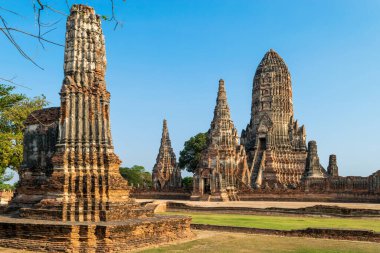 Tayland 'daki Wat Chaiwatthanaram Tapınağı, Ayutthaya. Sarı akşam güneşi ve mavi ve açık gökyüzünün arka planında aydınlandı.