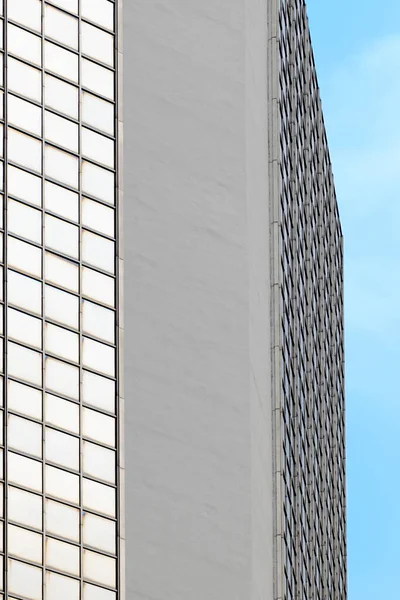 Moderne Hochhausfassade Mit Beigen Glasfenstern Und Betongrauer Wandfläche Vor Blauem — Stockfoto
