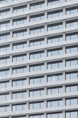 Camdan pencereli ve kopyalama alanı olan yaşayan dairelerin modern gri bina cephesinin perspektifi