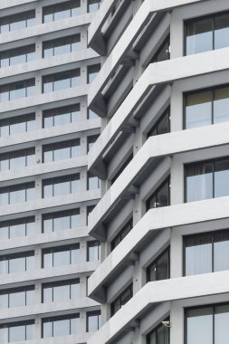 Tayland Bangkok 16 MAR 2020 Modern mimariye yakın plan gri beton gökdelen canlı apartman pencereleri