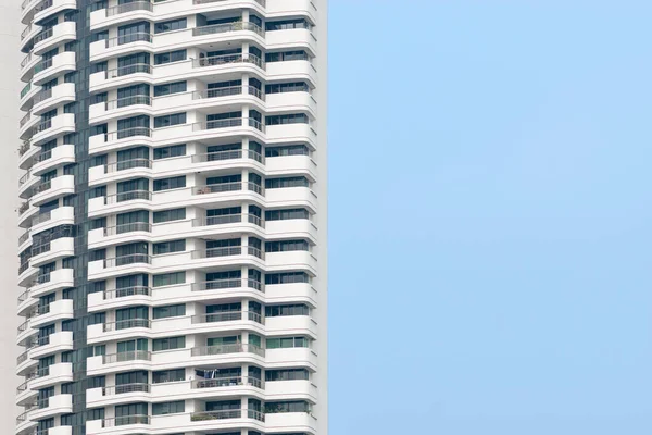 泰国曼谷16 Mar 2020现代白色摩天大楼 有蓝天背景的公寓和复印空间 — 图库照片