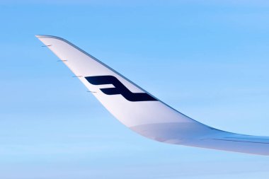 Finlandiya Helsinki 2 MAR 2020 Mavi Finnair Havayolları logosu mavi gökyüzünün önündeki uçak kanadında