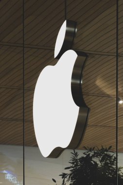 Tayland Bangkok 16 MAR 2020 Teknoloji şirketi Apple White tabelasının logosu cam pencerede asılı. Yapım sürecinde benekler kaldırıldı