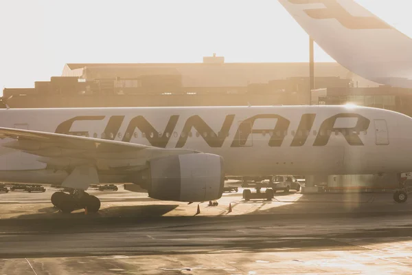 Finnish Helsinki Mar 2020 Finnair Логотип Фюзеляжі Літака Освітлений Жовтим — стокове фото