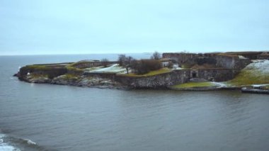 Finlandiya 'nın başkenti Helsinki' de Baltık Denizi kıyısındaki Suomenlinna kalesinin kaleleri