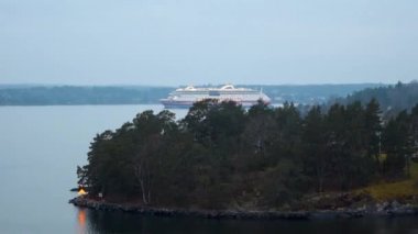 İsveç, Stockholm 31 Aralık 2017 Viking Hattı gemisi bulutlu bir günde İsveç adalarında yüzüyor.