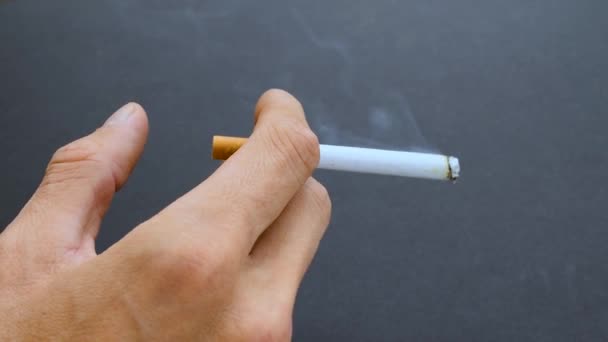 Zblízka Pohled Mužskou Ruku Kouřící Cigaretou Přední Části Tmavého Pozadí — Stock video