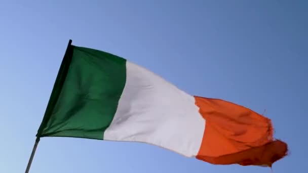 Ondas Bandera Italiana Viento Frente Cielo Claro Azul — Vídeos de Stock