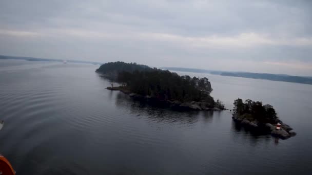 Navire Nageant Dans Les Îles Suède Par Temps Nuageux — Video